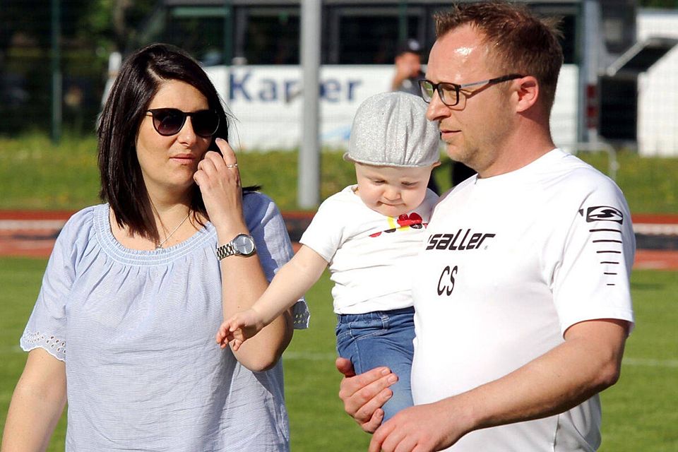 Viel Zeit für Frau und Kinder bleibt dem 1. FC-Coach Christoph Saller aktuell. Das ist der eine positive Aspekt.