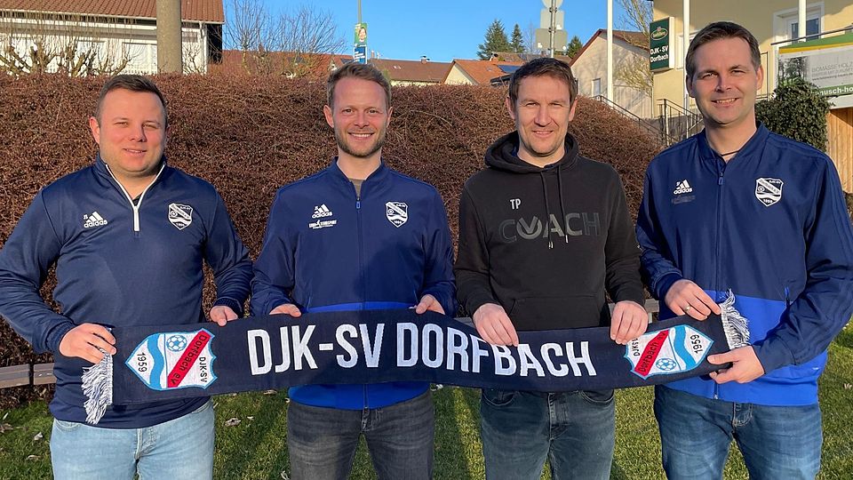 Thomas Pfefferkorn (2.v.r.) geht in seine vierte Saison in Dorfbach. Oliver Terla (2.v.l.) übernimmt die zweite Mannschaft. 
