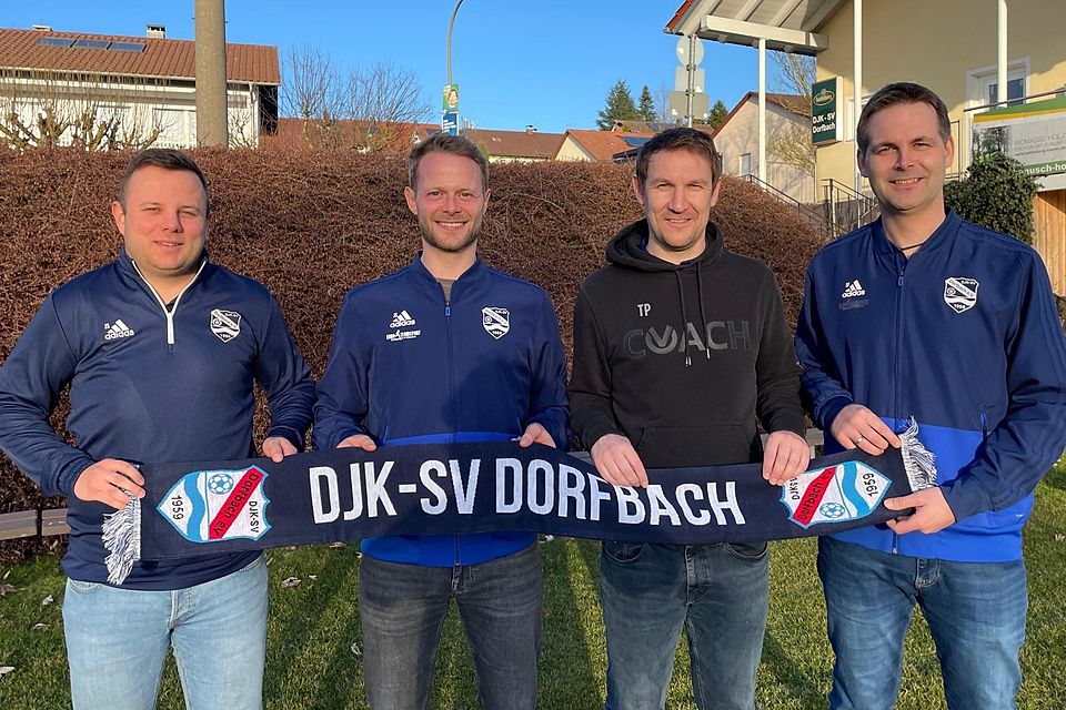 Thomas Pfefferkorn (2.v.r.) geht in seine vierte Saison in Dorfbach. Oliver Terla (2.v.l.) übernimmt die zweite Mannschaft. 