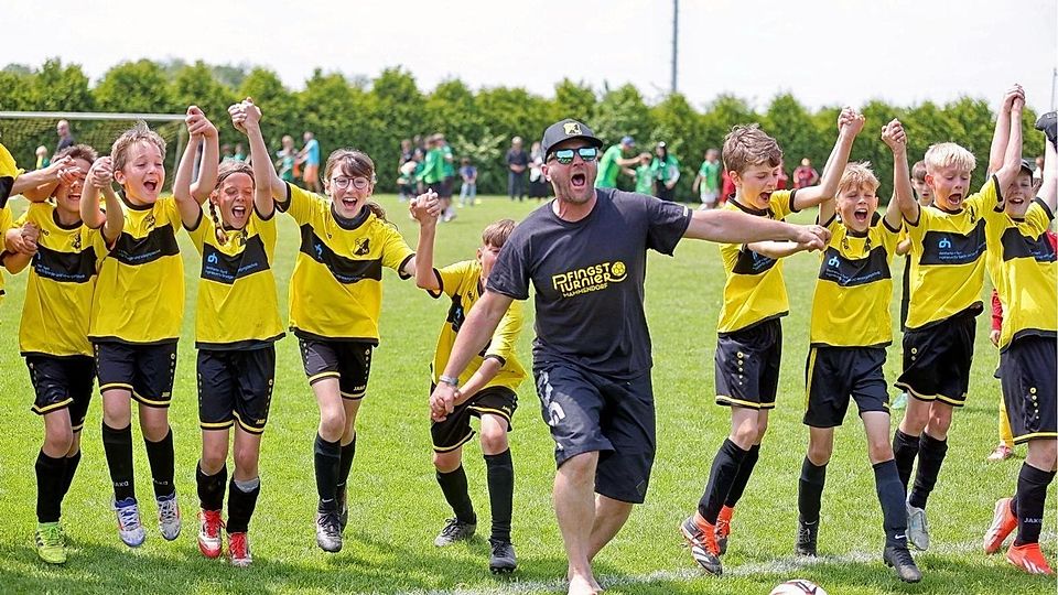 Feierlaune bei den Gastgebern vom SV Mammendorf.