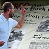 Kickers-Coach Dieter Wirsching darf den Regionalliga-Aufstieg feiern - die Fans rollen XXL-Transparente aus. F: Appel/Meier