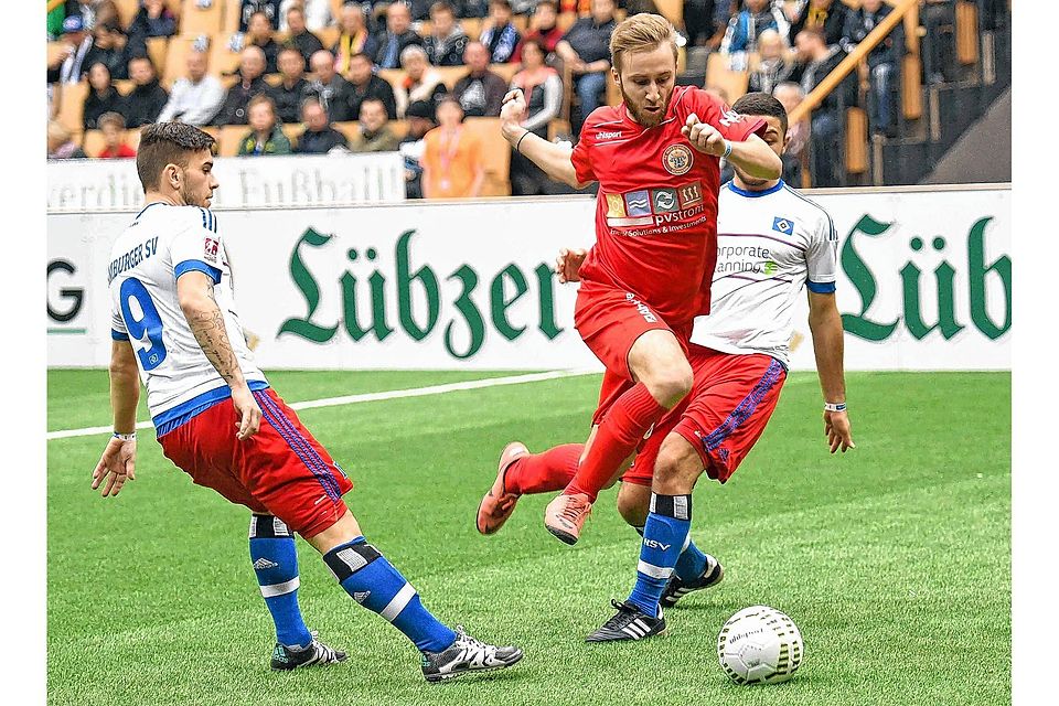 Eine Nummer zu groß: Christopher Schmandt  (M.) und der FC Mecklenburg Schwerin unterlagen im Finale dem Hamburger SV II mit 2:5.