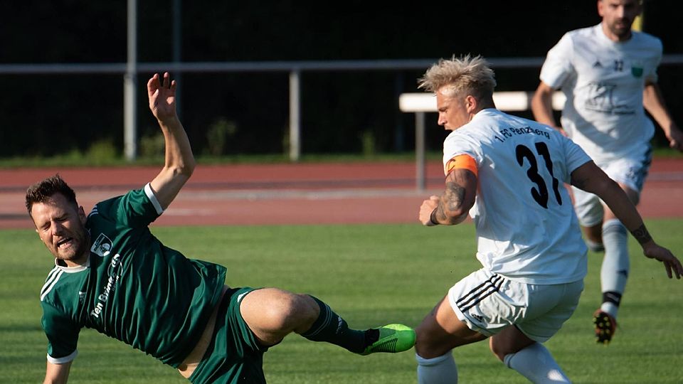 Den BCF zu Fall gebracht: Marco Hiry (r.) und der FC Penzberg gewannen gestern ihr zweites Saisonspiel.