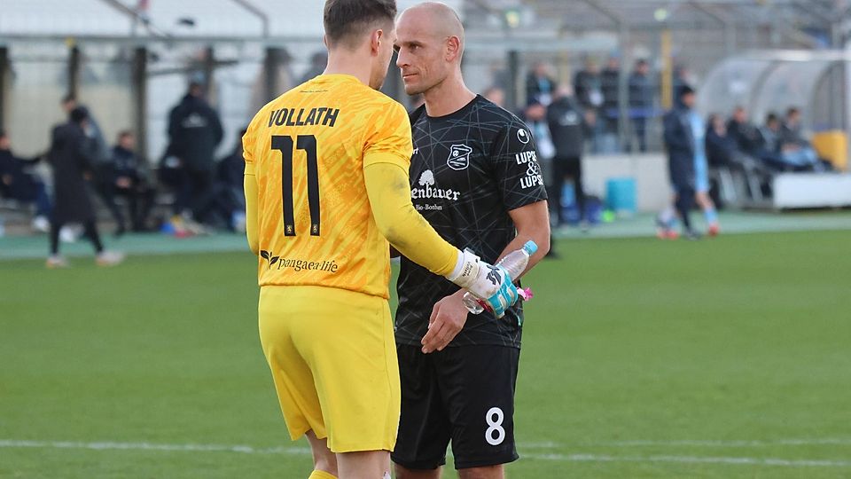 Trost vom Ex-Kollegen: Manuel Stiefler (r.) muntert Rene Vollath (l.) nach dem Abpfiff auf.