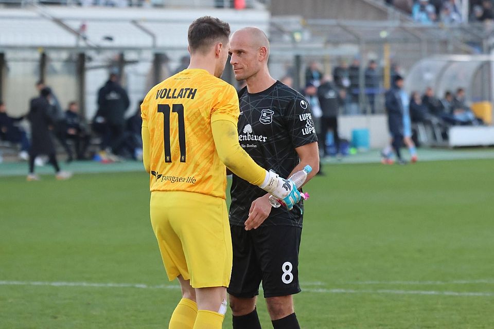 Trost vom Ex-Kollegen: Manuel Stiefler (r.) muntert Rene Vollath (l.) nach dem Abpfiff auf.