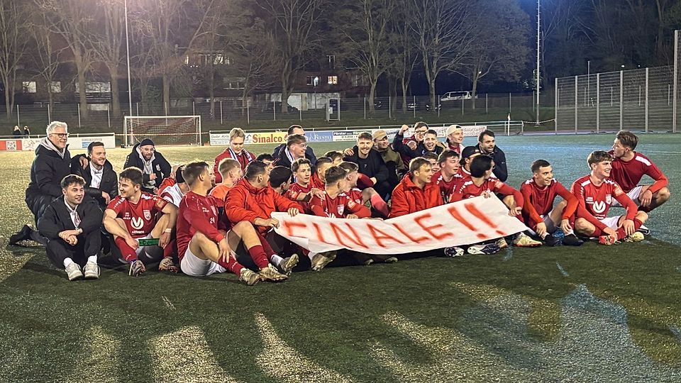 Der STV Hünxe feiert den Einzug in den Niederrheinpokal.