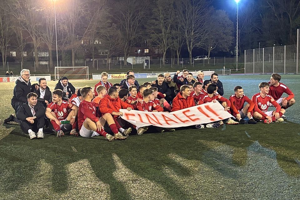 Der STV Hünxe feiert den Einzug in den Niederrheinpokal. Der STV Hünxe feiert den Einzug in den Niederrheinpokal.