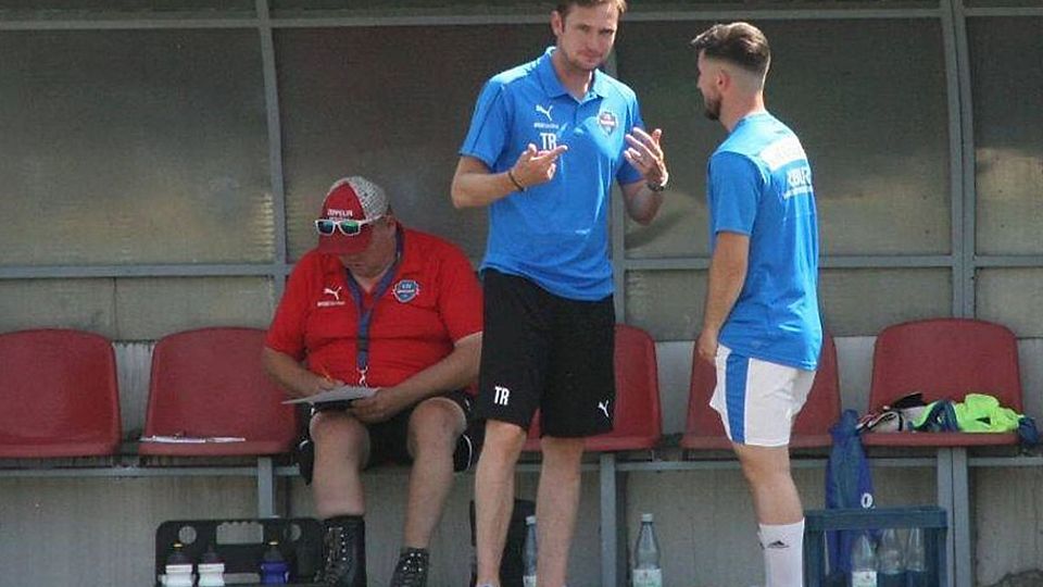 Daniel Ferl (l.) ist ab Sommer nicht mehr Trainer beim 1. FC Merseburg.
