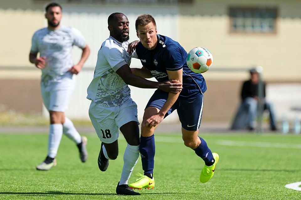 Prince Smith vom SV Erbenheim (r.), versucht alles, um FC Bierstadt-Spieler Moritz Meister zu stoppen.	Foto: Jörg Halisch