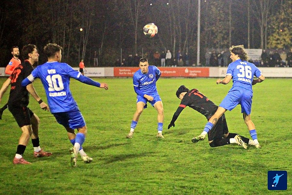 Nikolas Leibbrandt (Mitte) schoss den VfB Durach zum Derbysieg beim 1. FC Sonthofen.