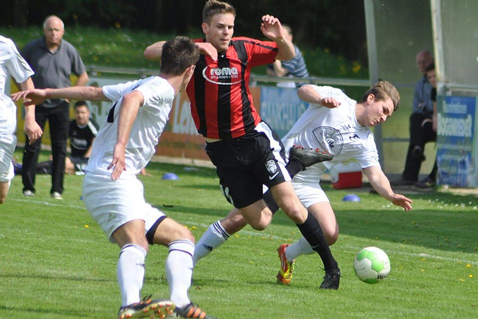 In einem sehr intensiv geführten Spiel rang die Rumpftruppe des TSV Dinkelscherben den Spitzenreiter SC Bubesheim völlig überraschend mit 2:1 nieder. Hier beharken Stefan Kronwitter, Alexander Berchte