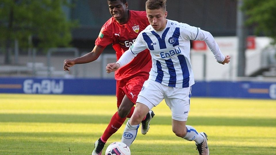 Oftmals einen Schritt zu spät: Benedict Dos Santos und die U19-Junioren des VfB Stuttgart mussten sich im letzten Saisonheimspiel dem Karlsruher SC mit 0:3 beugen. F: Lommel