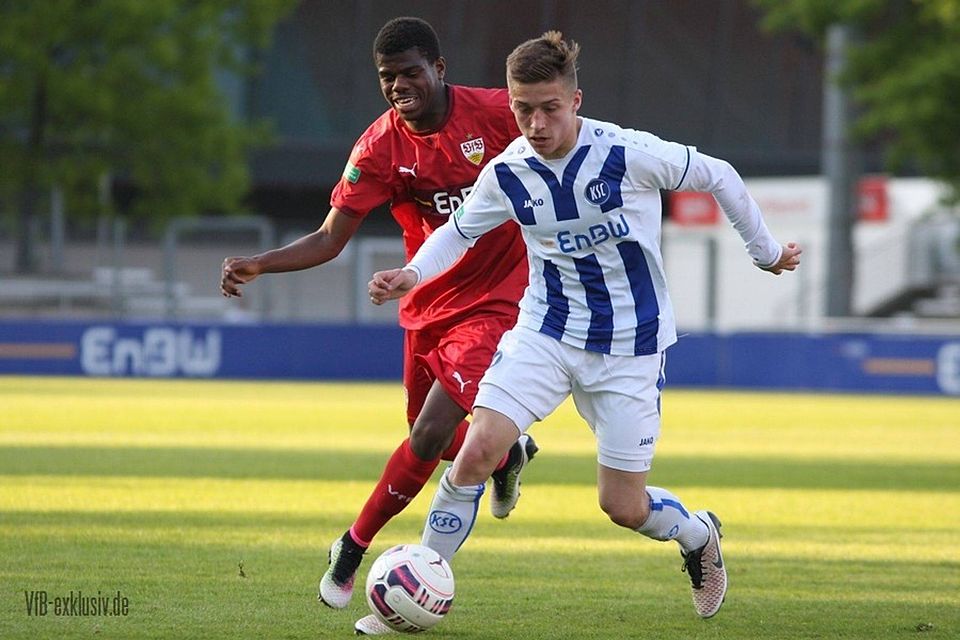 Oftmals einen Schritt zu spät: Benedict Dos Santos und die U19-Junioren des VfB Stuttgart mussten sich im letzten Saisonheimspiel dem Karlsruher SC mit 0:3 beugen. F: Lommel