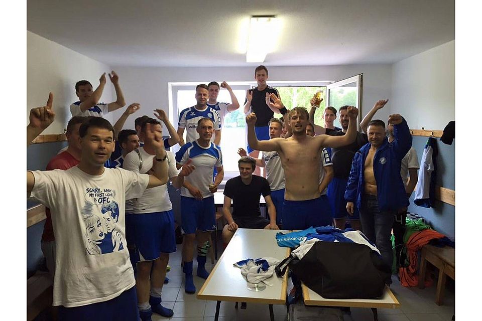 Osterburg feiert in der Bismarker Kabine die Meisterschaft. Foto: Facebook Osterburger FC