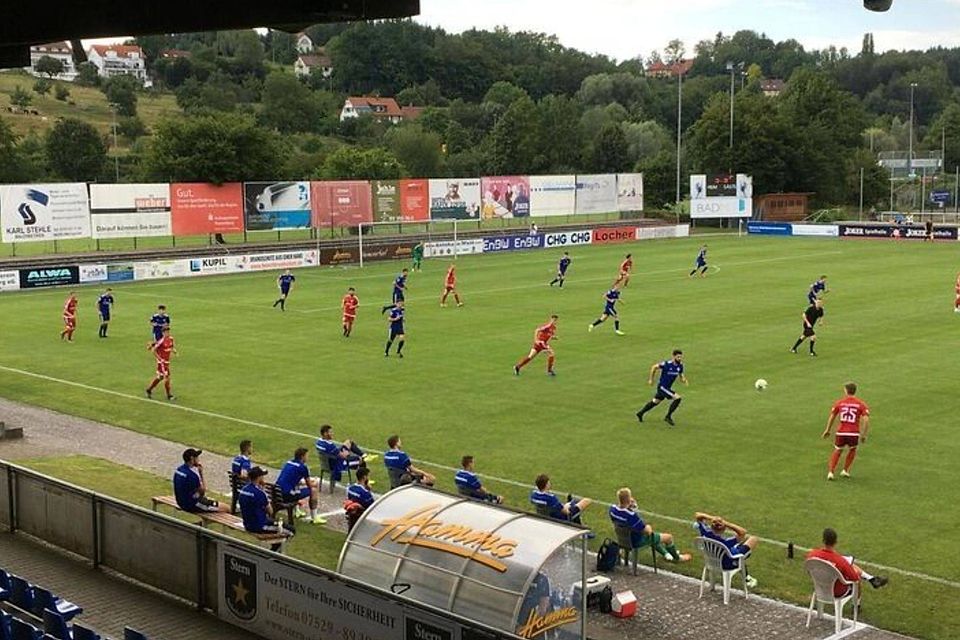 Korrekter Sicherheitsabstand an der Seitenlinie: Der FV Ravensburg traf in einem Testspiel auf den FV Illertissen. (Foto: privat)