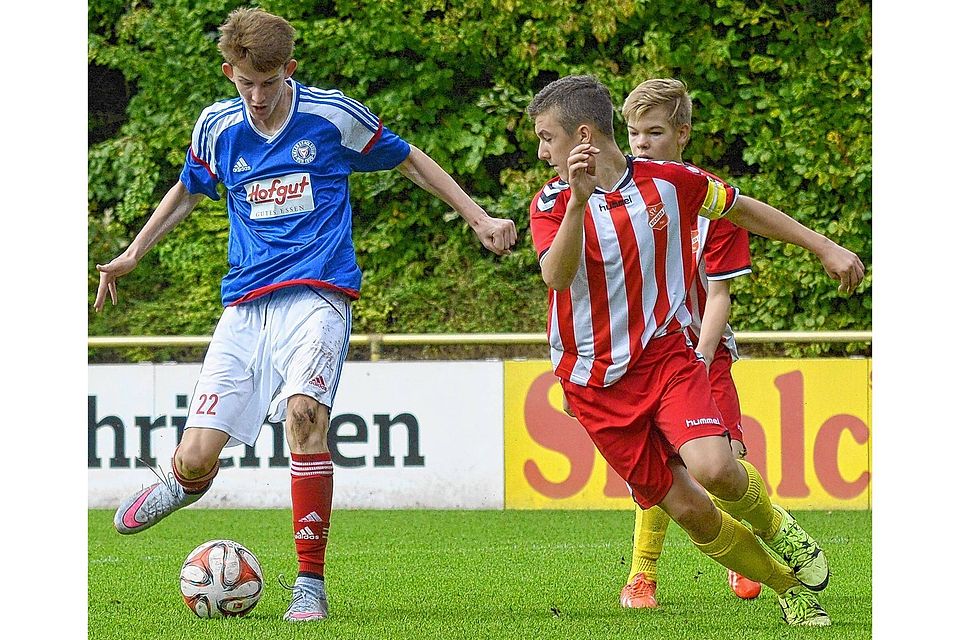 Eines von seinen sechs Toren beim 10:0-Sieg: Nils Jungehülsing (li.) erzielt mit diesem Schuss das 5:0 für Holstein Kiel gegen den SV Eichede. Nicos Leon May (re.) kommt zu spät. Foto: Stieh
