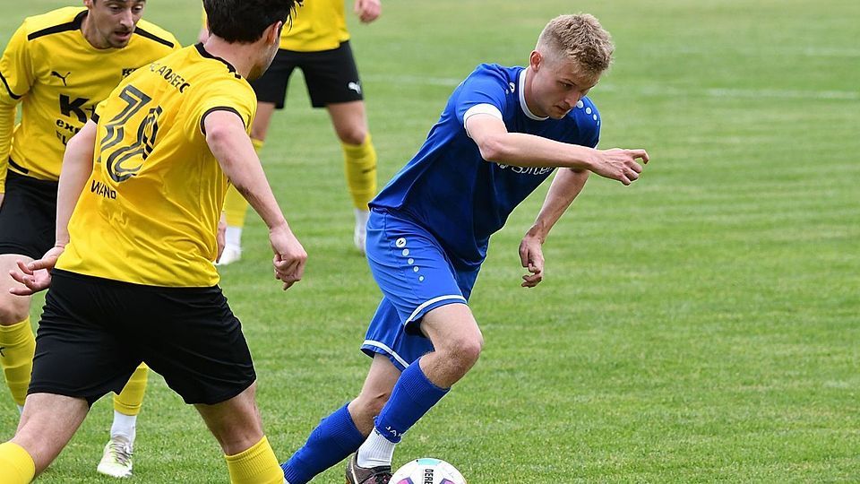 Johannes Rodler (am Ball) und die SpVgg SV Weiden II erwarten Pfreimd und wollen in der Spur bleiben.