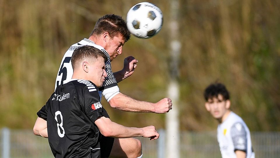 Der FC Kandern (mit Marlon Denz, vorne, gegen Stephan Leipert vom FSV Rheinfelden II) hat für die kommende Saison den Trainerposten neu besetzt. | Foto: Gerd Gründl