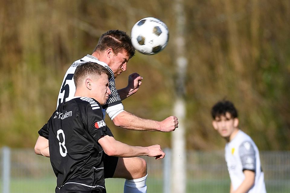Der FC Kandern (mit Marlon Denz, vorne, gegen Stephan Leipert vom FSV Rheinfelden II) hat für die kommende Saison den Trainerposten neu besetzt. | Foto: Gerd Gründl