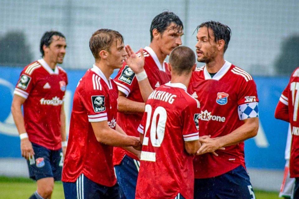 Die Hachinger feiern den 3:0-Testspielsieg bei Wacker Innsbruck. Die Hachinger feiern den 3:0-Testspielsieg bei Wacker Innsbruck.