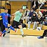 Münster-Sarmsheims Waldemar Stoll trifft zum 3:0 im Vorrundenspiel gegen Frei-Weinheim. VfL-Kicker Tobias Meuser (links) kann nicht entscheidend eingreifen.	Foto: Thomas Schmidt