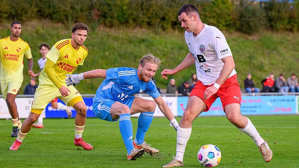 Lucas Chrubasik (am Ball) und der ASV Cham wollen auch die Ingolstädter Abwehr schwindlig spielen.