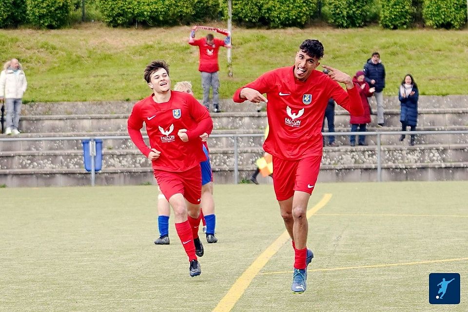 Völlig verrückt verlief die Saison bei den TuS Hornau. Mit 31 Toren in der Liga und sechs Treffern in der Aufstiegsrunde zur Hessenliga wurde er bester Torschütze aller hessischen Verbandsligen in der abgelaufenen Saison. Hier dreht Raweri nach dem 3:2-Siegtreffer beim FV Biebrich zum jubeln ab. 