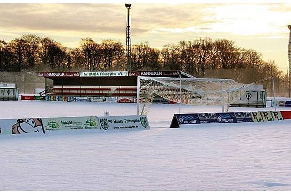 Winteridylle in Friesoythe: Seit dem vergangenen Wochenende ist das Hansa-Stadion an der Thüler Straße mit einer dicken Eis- und Scheeschicht bedeckt. Bespielbar ist dieser Platz zur Zeit nicht. Heiner Elsen