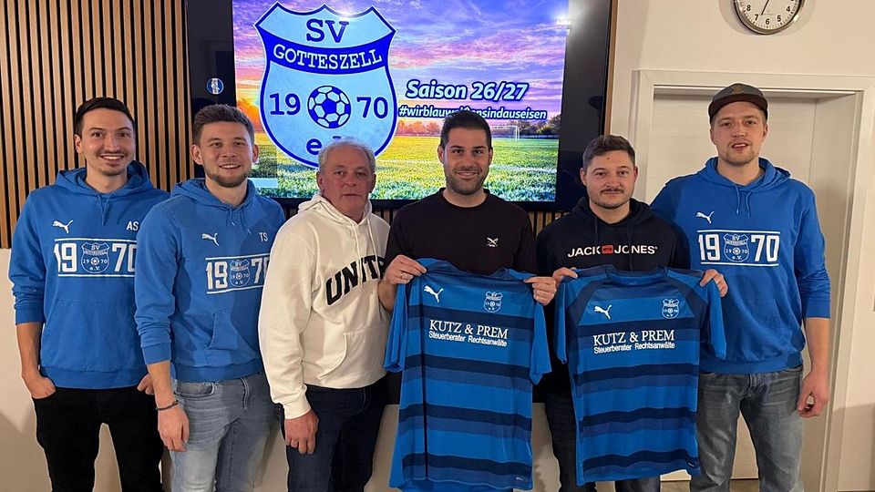 Markus Kraus (dritter von recht) und Hans Peter (zweiter von rechts) trainieren in der nächsten Saison den SV Gotteszell 
