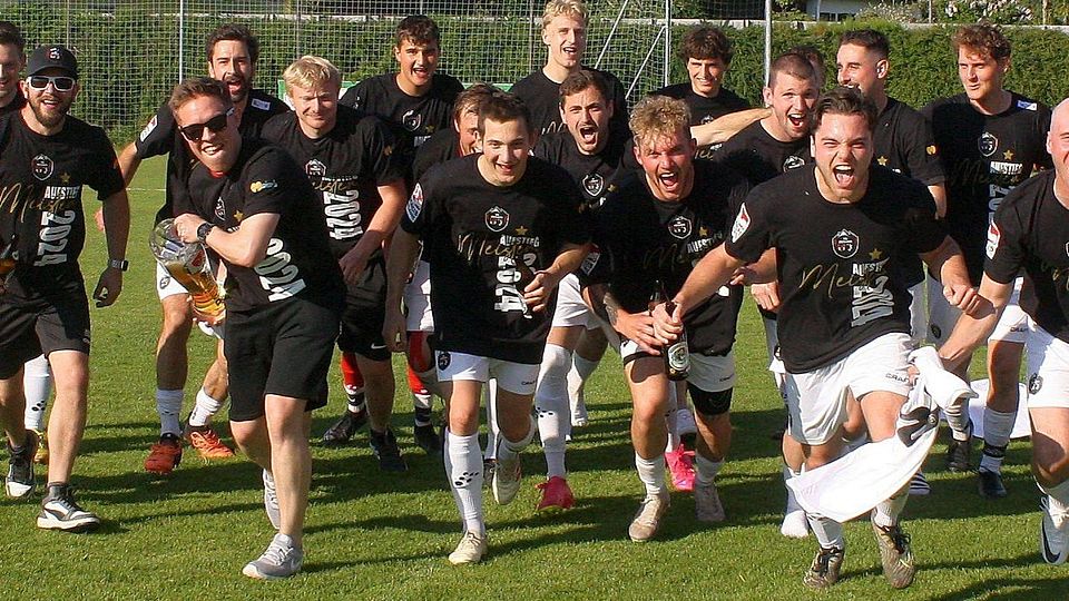 Mit Schwung in die Kreisklasse: Die Spieler der Spielgemeinschaft Reisach stürmen nach dem Sieg in Miesbach und einer fulminanten Saison ohne Niederlage zur Meisterschaft in der A-Klasse.