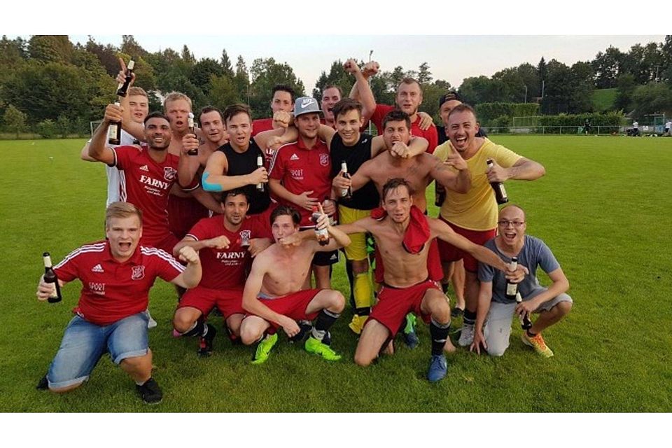 Die erste Mannschaft des ASV Wangen feierte ausgelassen ihren Sieg über den Bezirksligisten SV Beuren. Foto: ASV Wangen