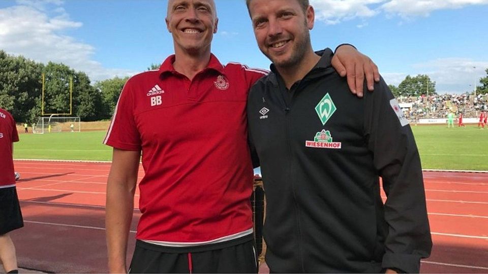 Ein Erinnerungsbild durfte nicht fehlen: OSC-Trainer Björn Böning (links) mit Werder-Coach Florian Kohfeldt. Rainer Schmidt