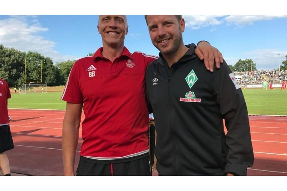 Ein Erinnerungsbild durfte nicht fehlen: OSC-Trainer Björn Böning (links) mit Werder-Coach Florian Kohfeldt. Rainer Schmidt