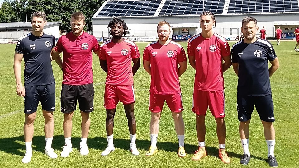 Die SF-Trainer Kevin Maier (links) und Florian Schätzle (rechts) mit den Neuzugängen und Rückkehrern Jan Luca Schindler (Zweiter von links), Emmanuel Tanor, Dominik Klank und Lion Lange.