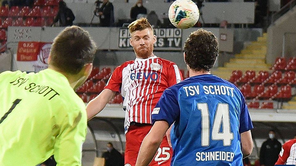 Zwei Kopfballtore fing sich der TSV Schott Mainz beim OFC ein.