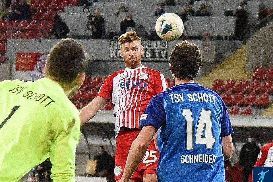 Zwei Kopfballtore fing sich der TSV Schott Mainz beim OFC ein.