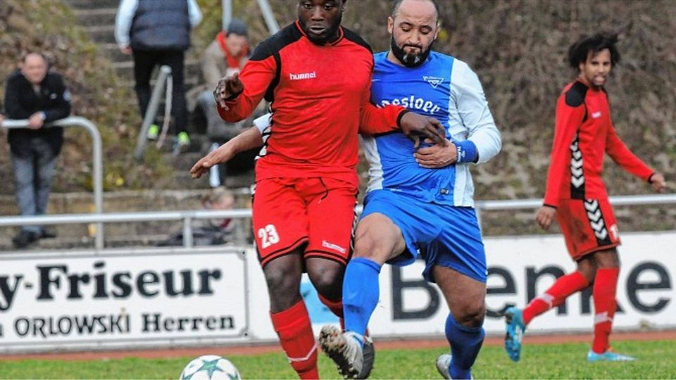 Durchgetankt: Tangstedts Chalton Heston   (links) behauptet sich im Zweikampf gegen Oldesloes Kemal Akin.