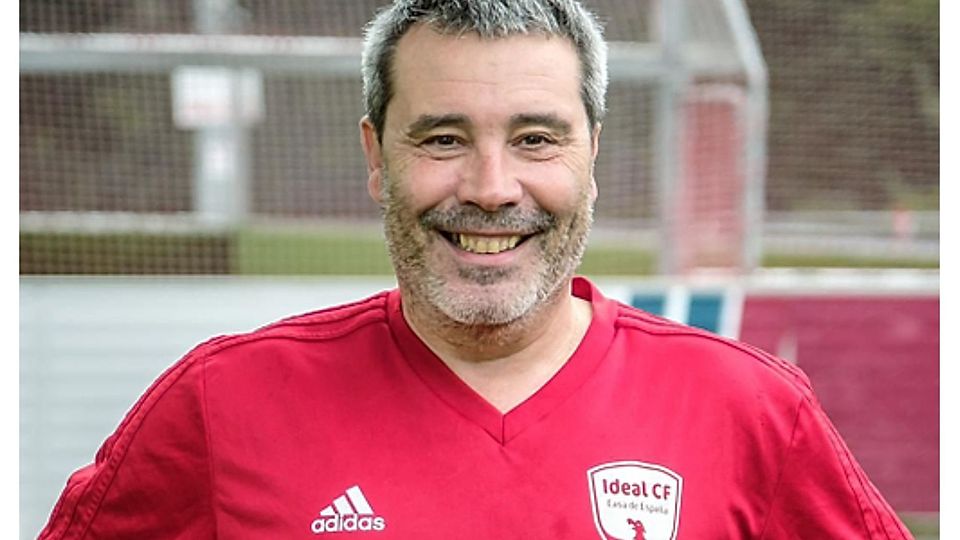 Manuel Sanchez ist Trainer des Ideal Club de Futbol Casa da España.