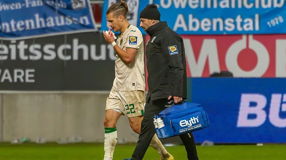 Sinnbildlich: 1860-Topscorer Sigurd Haugen wird nach seinem Kieferbruch in Ingolstadt vom Platz begleitet. Die Löwen dürfen in der Rückrunde durchaus noch nach oben schielen, haben aber vorm Auftakt gegen Essen massive Verletzungssorgen.