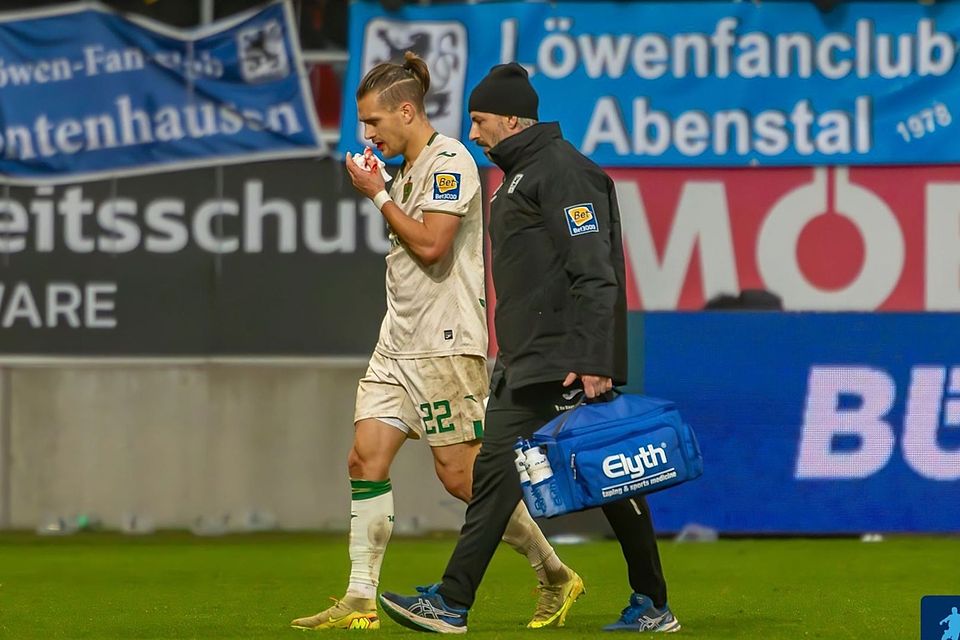 Sinnbildlich: 1860-Topscorer Sigurd Haugen wird nach seinem Kieferbruch in Ingolstadt vom Platz begleitet. Die Löwen dürfen in der Rückrunde durchaus noch nach oben schielen, haben aber vorm Auftakt gegen Essen massive Verletzungssorgen.