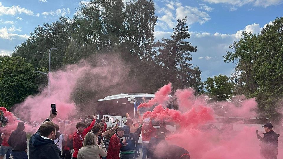 Zornedinger Rauch steigt auf: Der Klassenerhalt ist geschafft, die Allesfahrer feiern mit dem Team.