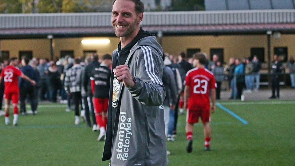 Merchweiler Trainer Björn Klos freut sich über den Sieg gegen SV Hellas Bildstock