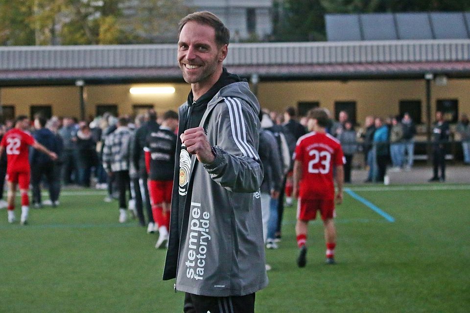 Merchweiler Trainer Björn Klos freut sich über den Sieg gegen SV Hellas Bildstock