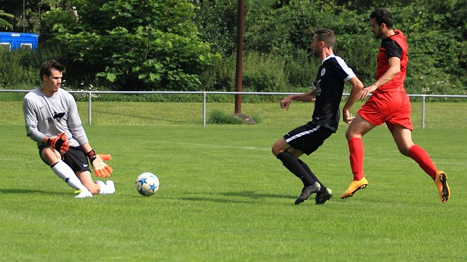 TuS Neuhausen (schwarz) haut sich rein, aber scheitert im Pokal am SV Horchheim. Archivbild: Wolff