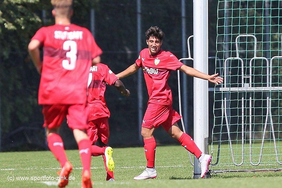 Berkay Özcen jubelt über das 2:0 für seinen VfB Stuttgart. F: Zink