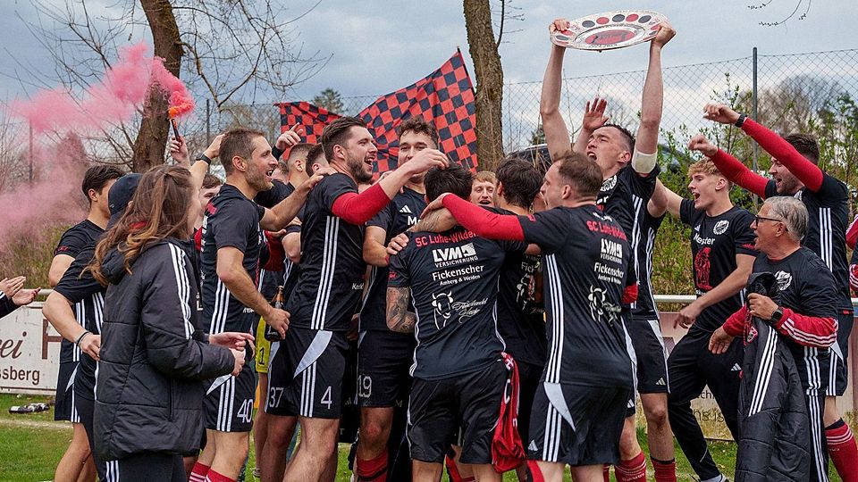 Kapitän Jonas Meißner durfte die Meisterschale als Erster emporrecken. Der Luhe-Wildenau II steigt als Kreisklassen-Champion in die Kreisliga auf.