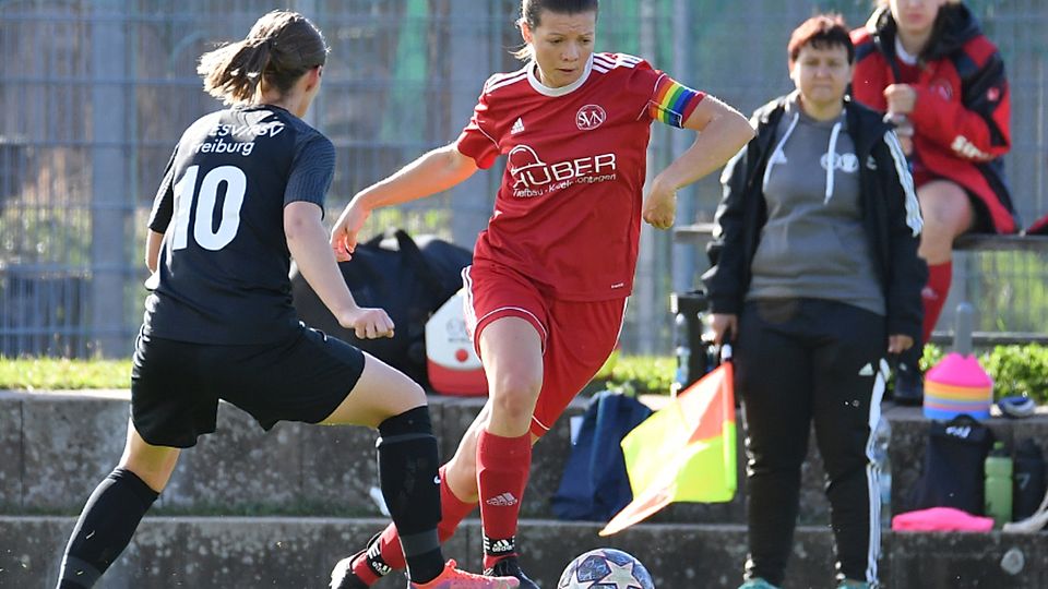 1:2 in Freiburg: SC-Kapitänin Anna-Lisa Butowski (rechts, gegen Anna-Louisa Eichhorn)  | Foto: Achim Keller