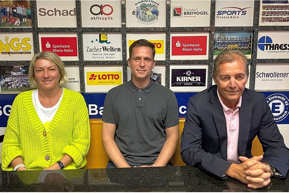 Die Eintracht-Vorstandsmitglieder Kathrin Breivogel und Oliver Holste wissen Trainer Sandro Schlitz in ihrer Mitte.
