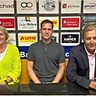 Die Eintracht-Vorstandsmitglieder Kathrin Breivogel und Oliver Holste wissen Trainer Sandro Schlitz in ihrer Mitte.