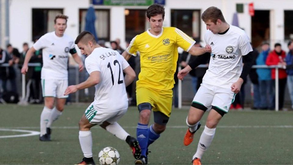 Ein flottes Derby auf Kunstrasen lieferten sich der SK Lauf und der SV Schwaig: Am Ende hatten die Laufer (links Nico Geb­hard, rechts Dominik Hofmann) mit 0:2 das Nachsehen gegen die Gäste um Martin von Vopelius. F: Zink